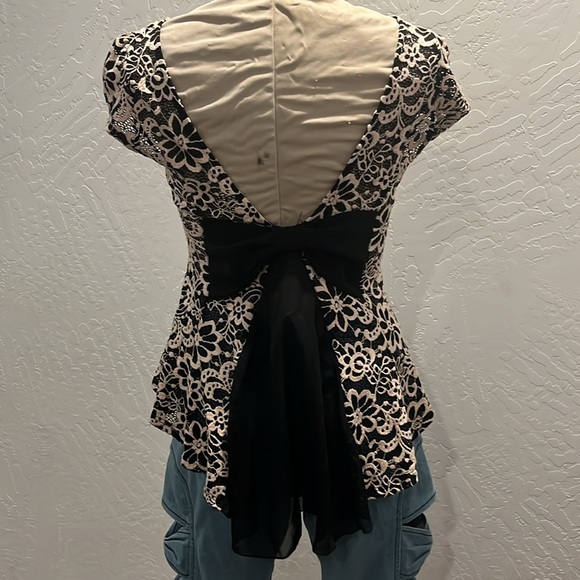 A fancy lace top - Picture 2 of 2